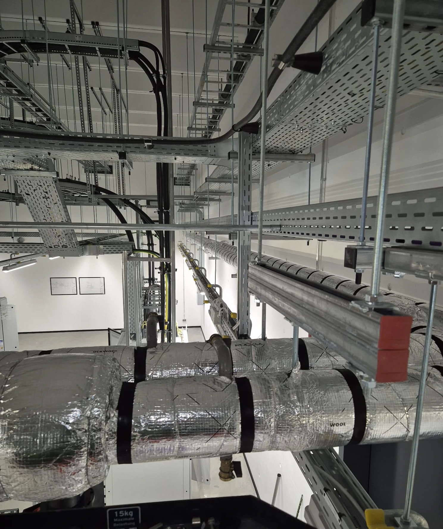 Cable trays, insulated pipework, support profiles and suspension rods in the upper installation area. Cable trays, insulated pipework, support profiles and suspension rods in the upper installation area.