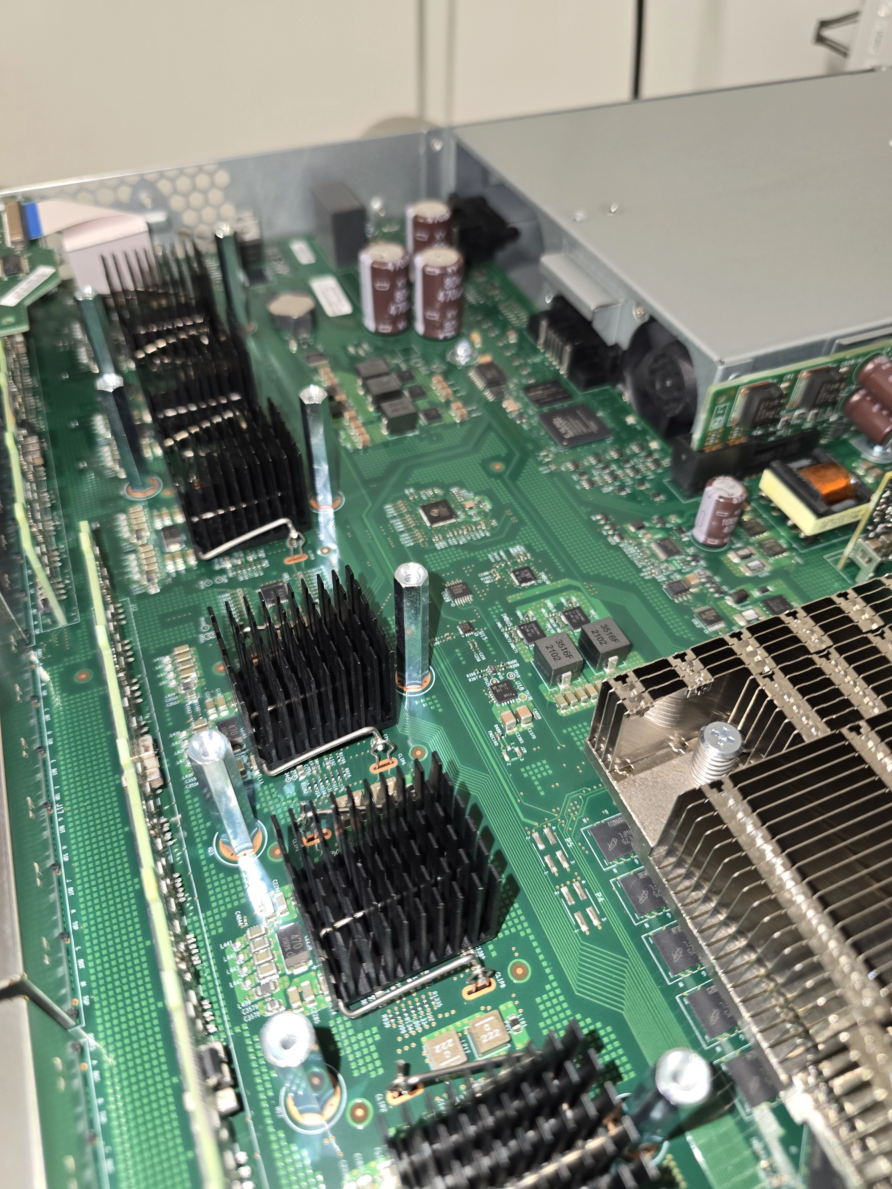 Geöffnetes elektronisches Gerät mit gereinigter Platine und Kühlkörpern nach der Geräteinnenreinigung Geöffnetes elektronisches Gerät mit gereinigter Platine und Kühlkörpern nach der Geräteinnenreinigung