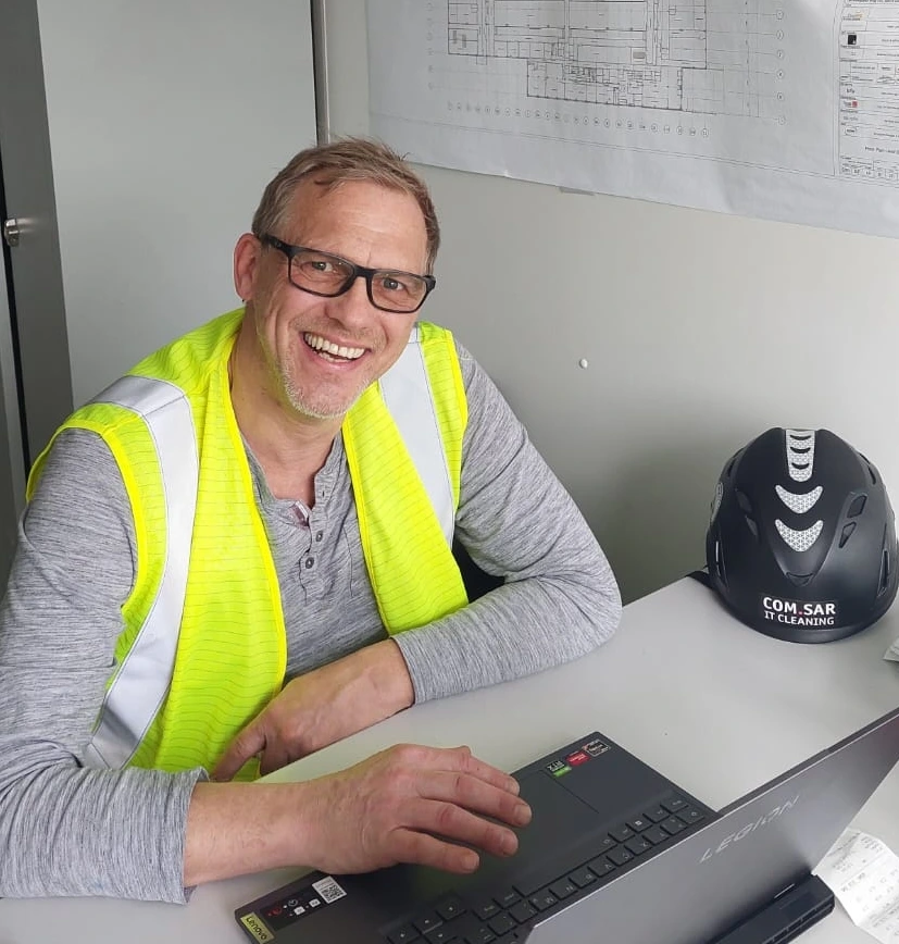 Der Geschäftsführer von COM.SAR IT Cleaning bei der Projektarbeit am Laptop.
