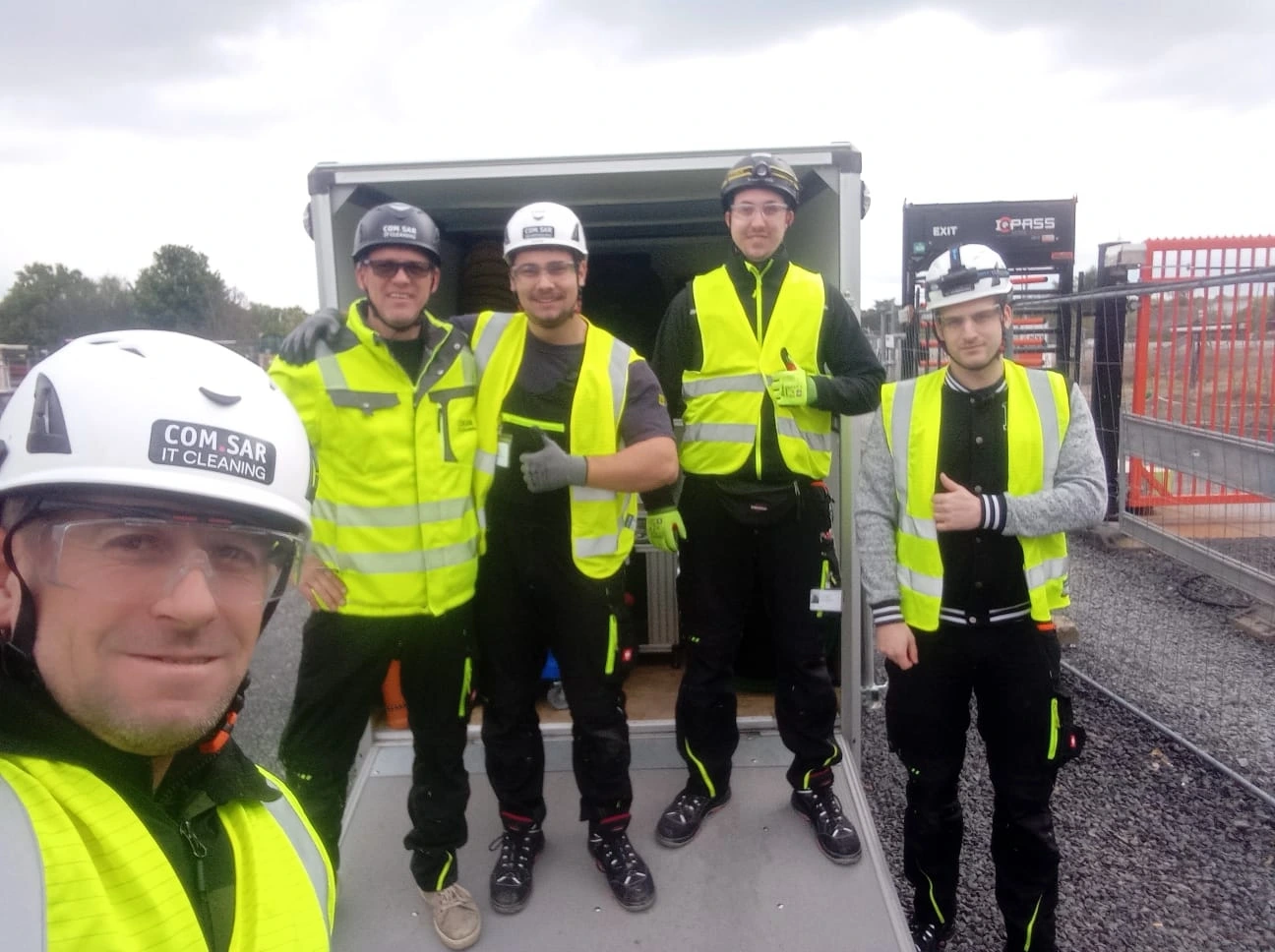 Eines der Teams von COM.SAR IT Cleaning auf einer Großbaustelle mit baustellenspezifischer persönlicher Schutzausrüstung