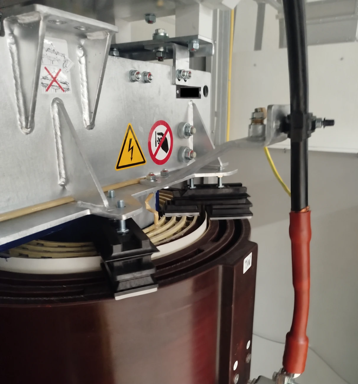 COM.SAR IT Cleaning project photograph: transformer with winding area, supports and insulated connection lead. COM.SAR IT Cleaning project photograph: transformer with winding area, supports and insulated connection lead.