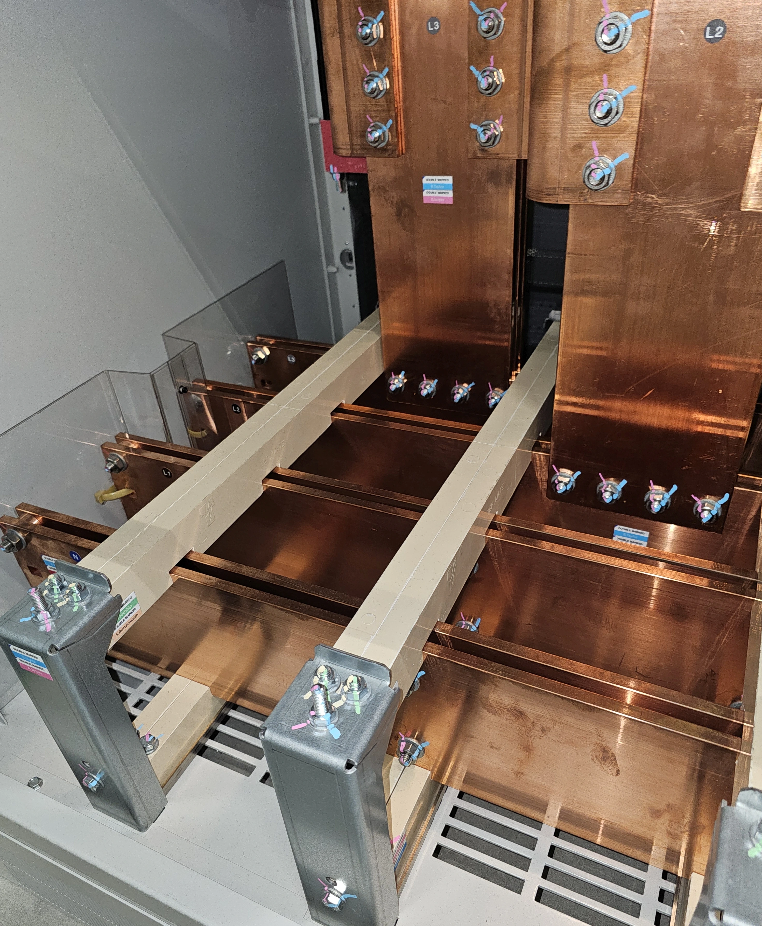 Copper busbars with bolted connections, insulating supports and transparent covers. Copper busbars with bolted connections, insulating supports and transparent covers.