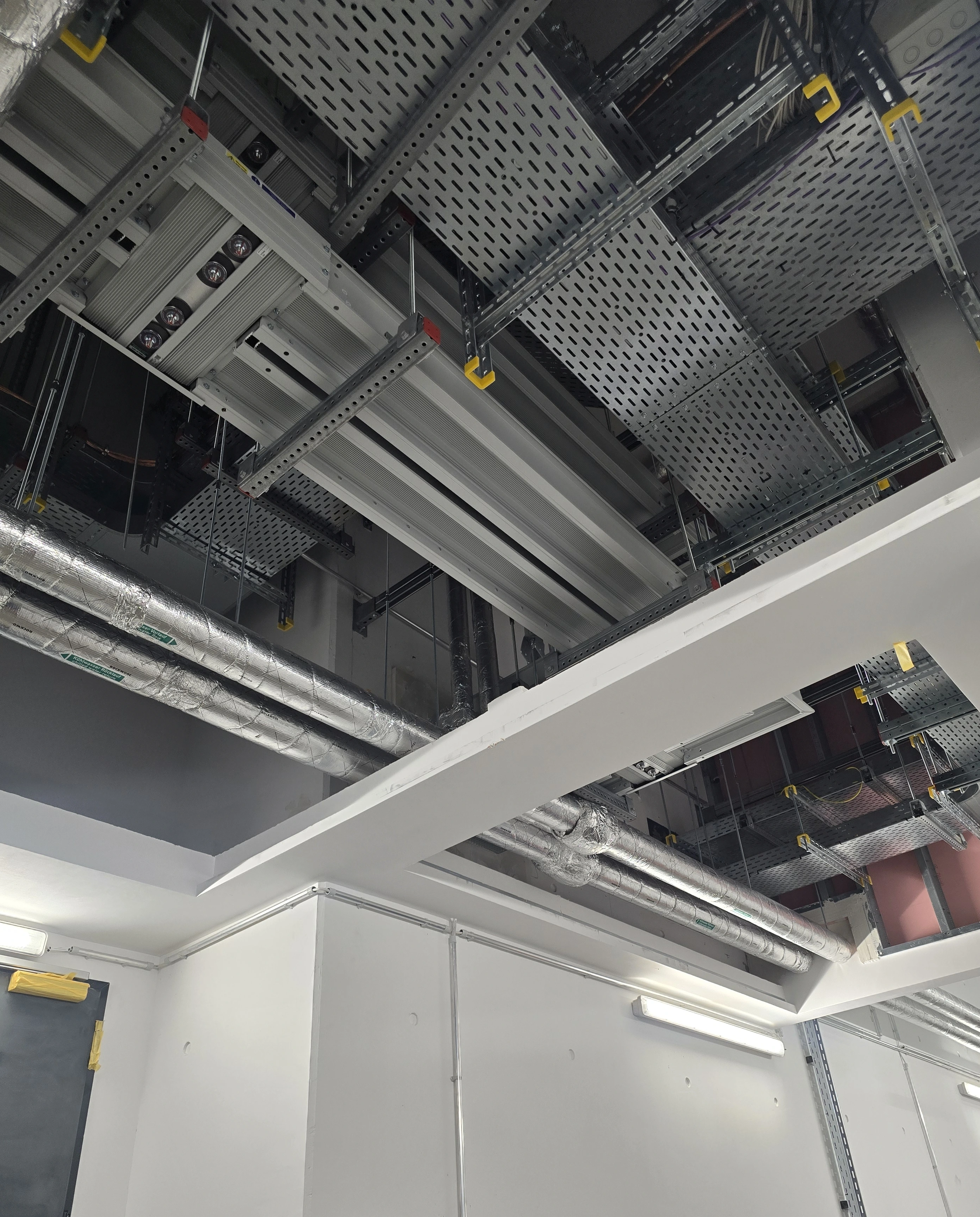 Firebox and busbar at ceiling level with surrounding cable trays, support profiles and insulated pipework. Firebox and busbar at ceiling level with surrounding cable trays, support profiles and insulated pipework.