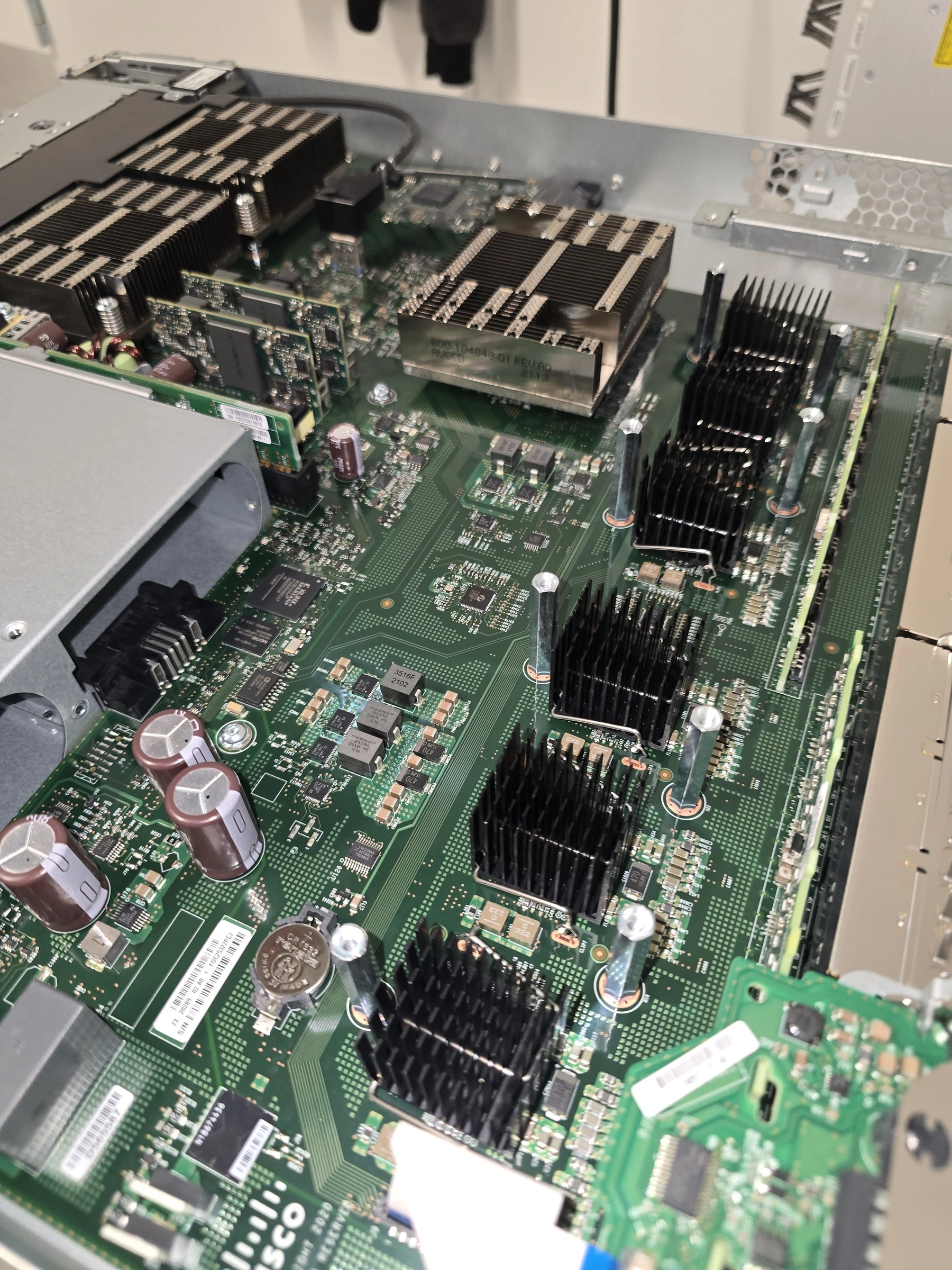 Circuit board and heat sinks – overview, after cleaning.