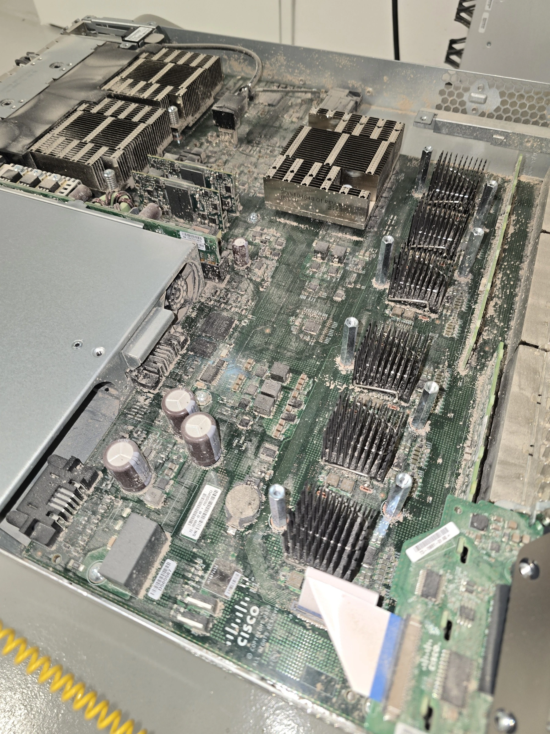 Circuit board and heat sinks – overview, before cleaning with heavy dust deposits.