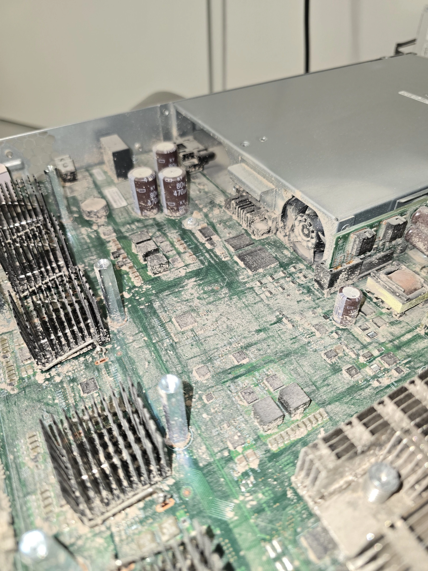 Detailed cleaning of the circuit board, components and fan area, before cleaning with heavy dust deposits.