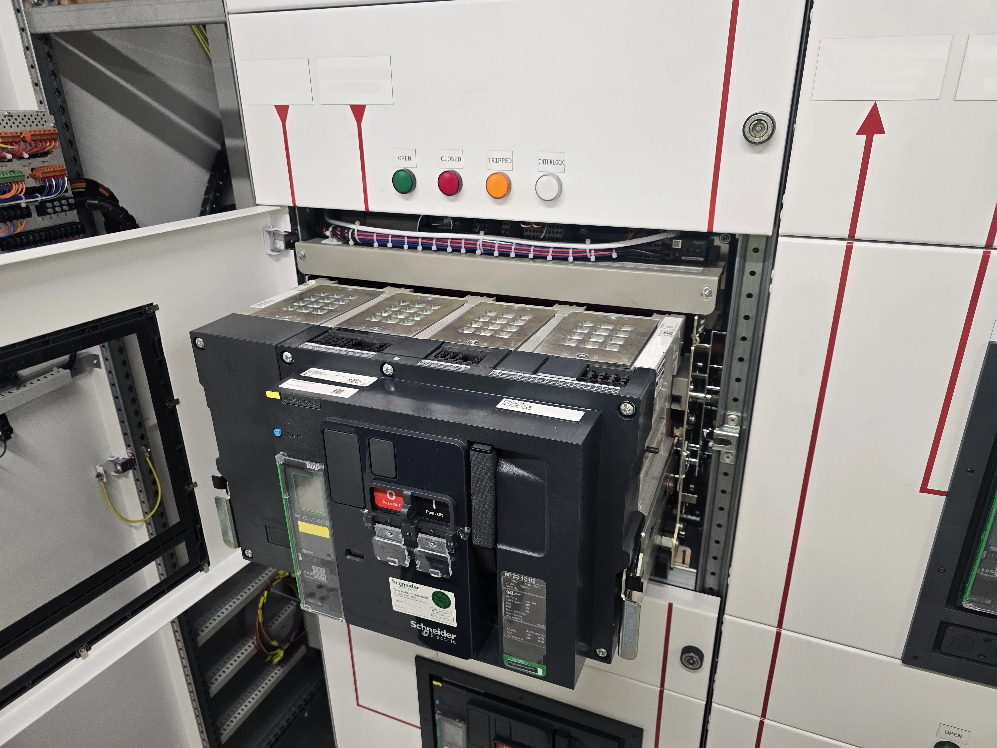 Withdrawn air circuit breaker in a low-voltage switchgear assembly Withdrawn air circuit breaker in a low-voltage switchgear assembly