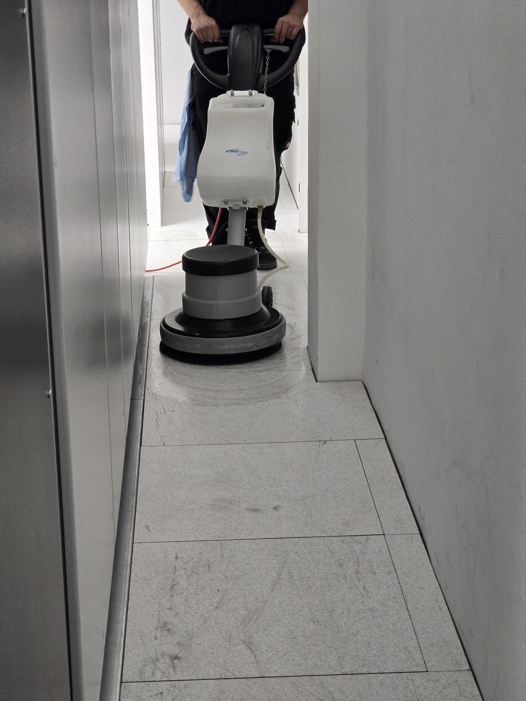 Einscheibenmaschine bei der Intensivreinigung einer Bodenfläche vor dem Auftrag eines speziellen, elektrostatisch ableitfähigen Bodenwachses (ESD). Einscheibenmaschine bei der Intensivreinigung einer Bodenfläche vor dem Auftrag eines speziellen, elektrostatisch ableitfähigen Bodenwachses (ESD).