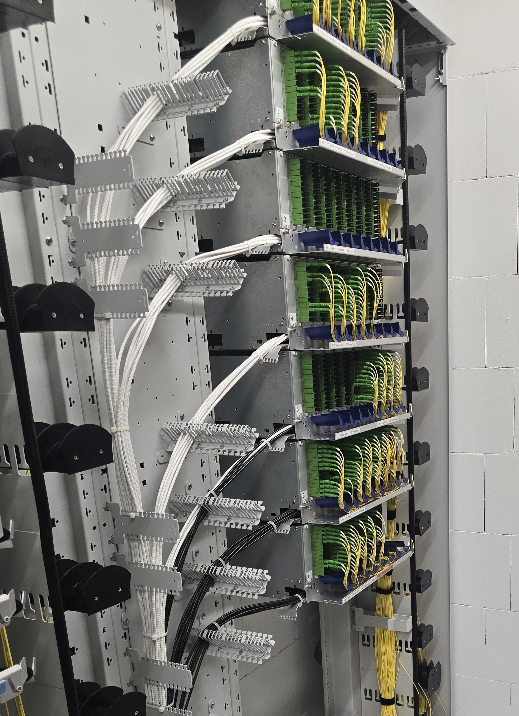 Kabelmanagement mit Kabelführungen und LWL-Verteilfeldern im Rack. Kabelmanagement mit Kabelführungen und LWL-Verteilfeldern im Rack.