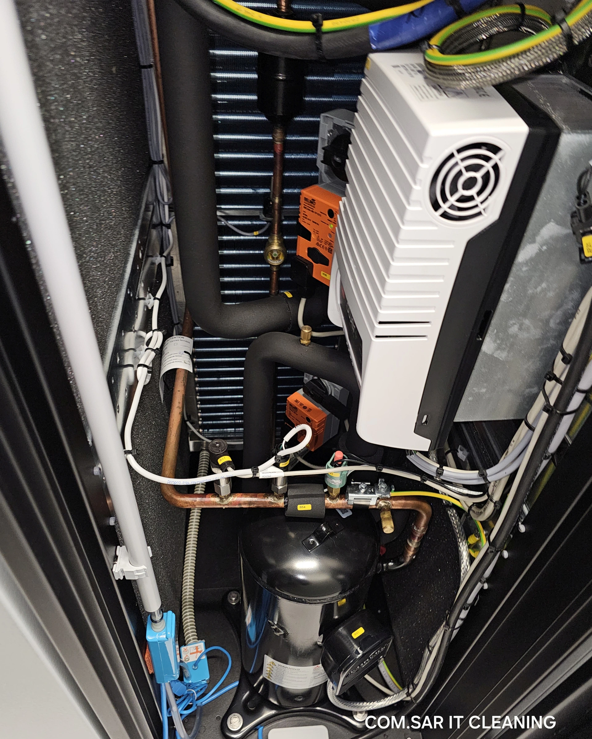 Innenansicht einer Rack-Kühleinheit mit Rohrleitungen, Lüfter und weiteren Komponenten. Innenansicht einer Rack-Kühleinheit mit Rohrleitungen, Lüfter und weiteren Komponenten.