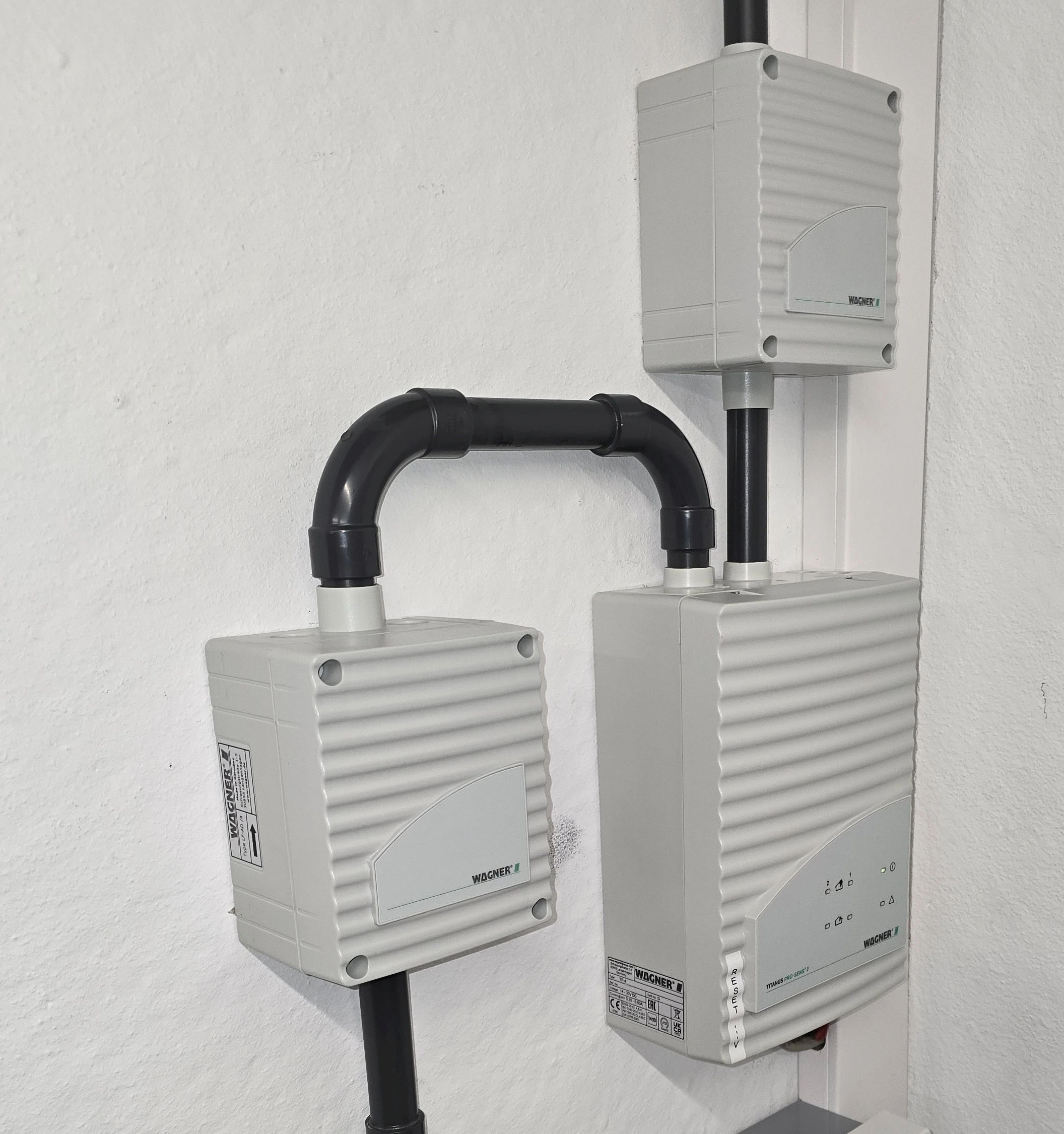 Gereinigte Gehäuse und Rohrleitungen eines Rauchansaugsystems an der Wand. Gereinigte Gehäuse und Rohrleitungen eines Rauchansaugsystems an der Wand.